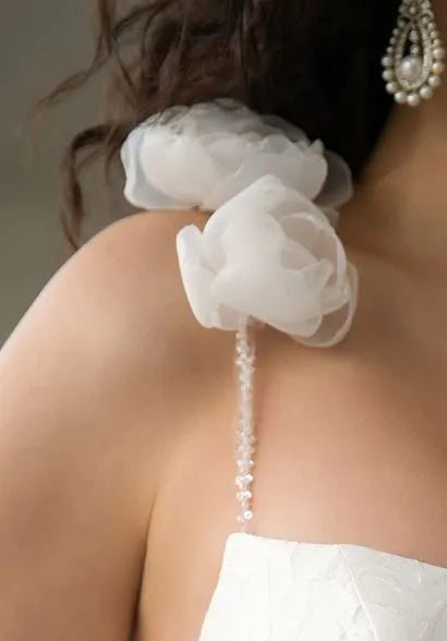 Chic pearl chain decoration combining modern elegance with classic bridal elements