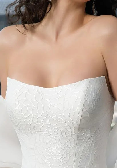 Strapless sweetheart neckline on the bodice.