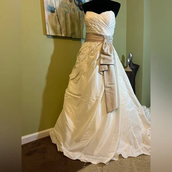 Clearance Sale: Sweetheart and Pleated Bodice Wedding Gown with Champagne Bow