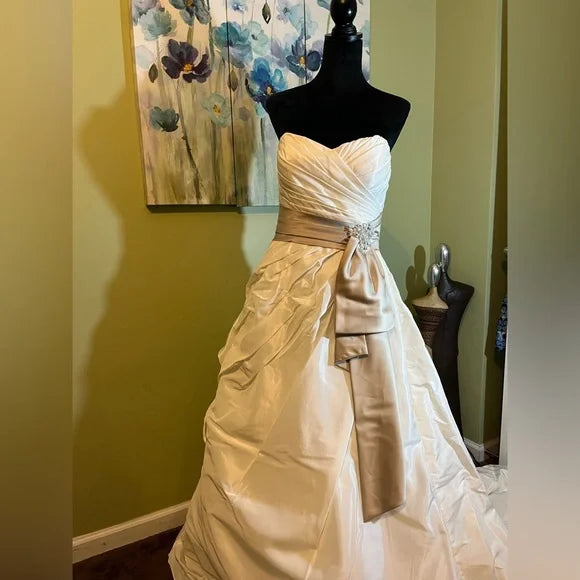 Clearance Sale: Sweetheart and Pleated Bodice Wedding Gown with Champagne Bow