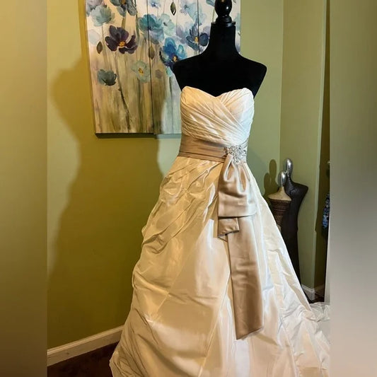Clearance Sale: Sweetheart and Pleated Bodice Wedding Gown with Champagne Bow