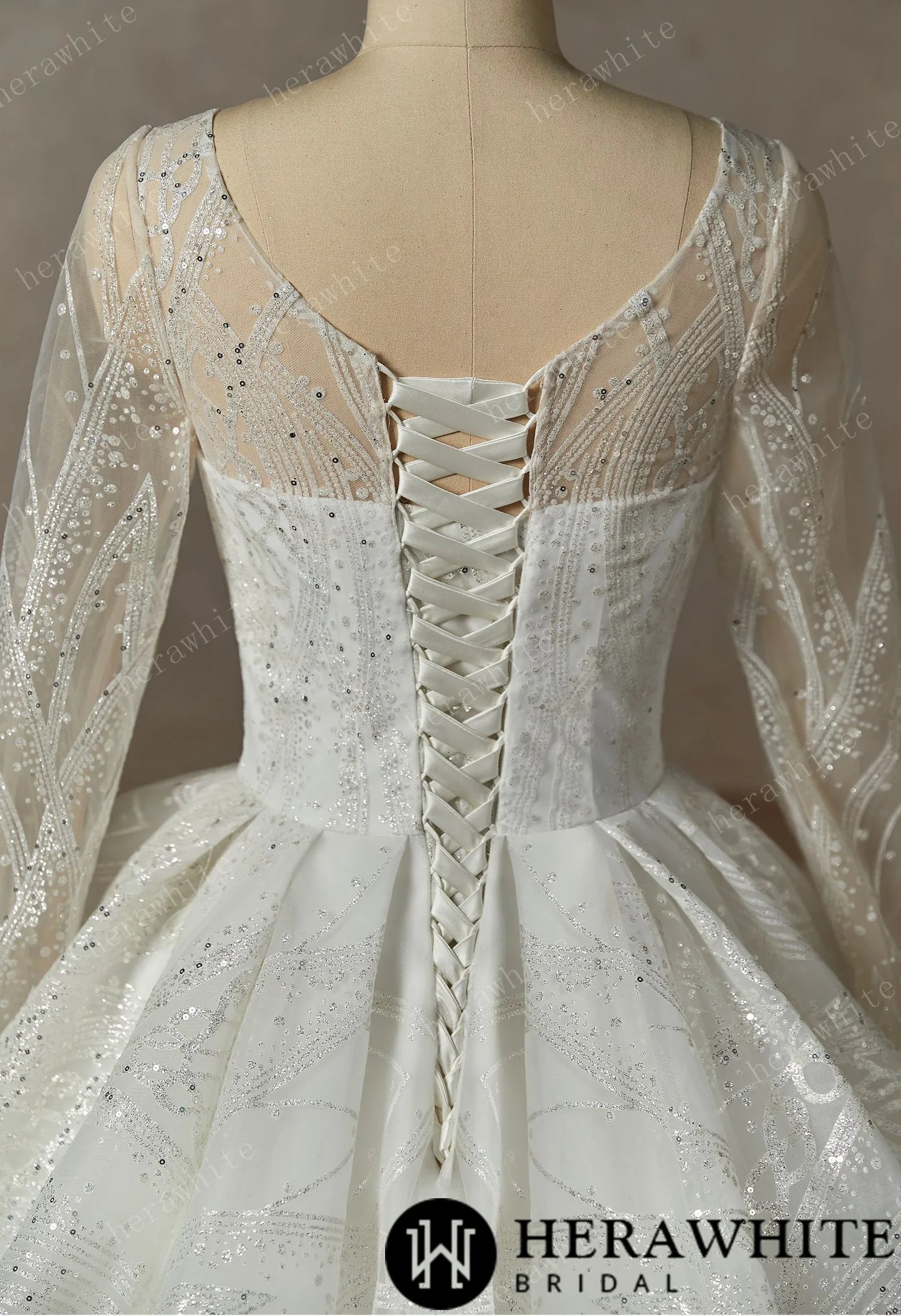 A Queen's Luxury Lace Beaded Wedding Dress With Long Sleeve