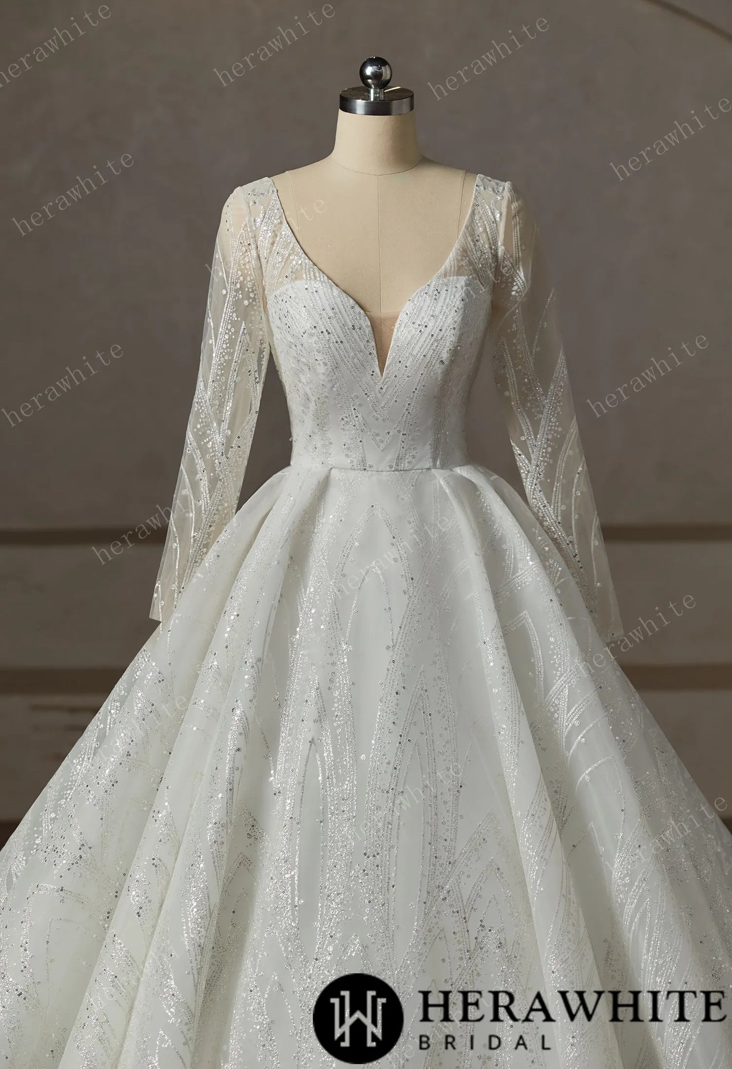 A Queen's Luxury Lace Beaded Wedding Dress With Long Sleeve