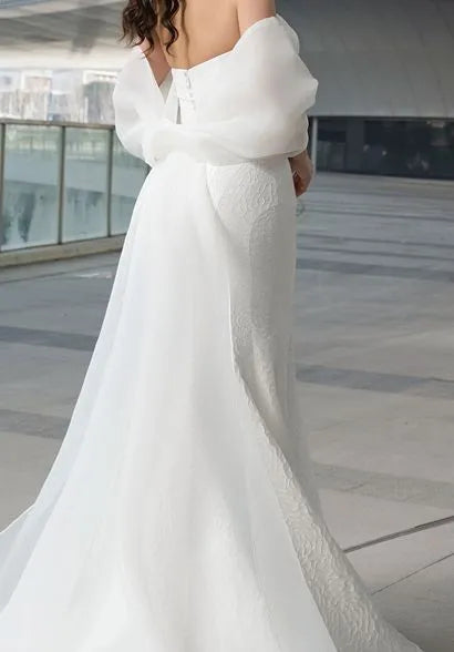 Focus on smooth Jacquard satin skirt with a detachable bow and structured seaming