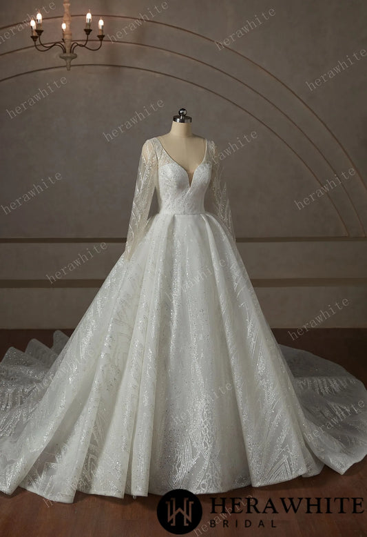 A Queen's Luxury Lace Beaded Wedding Dress With Long Sleeve