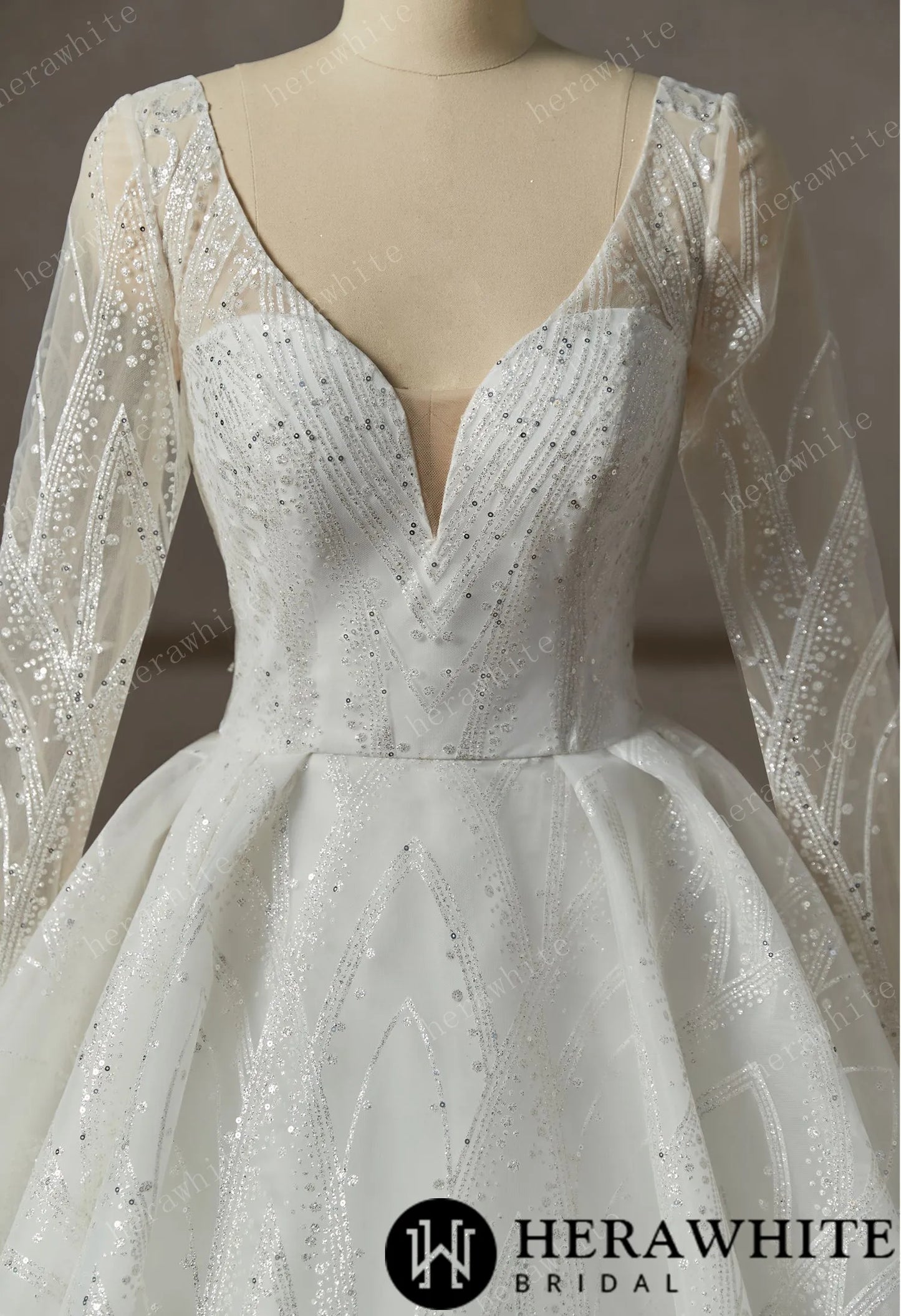 A Queen's Luxury Lace Beaded Wedding Dress With Long Sleeve