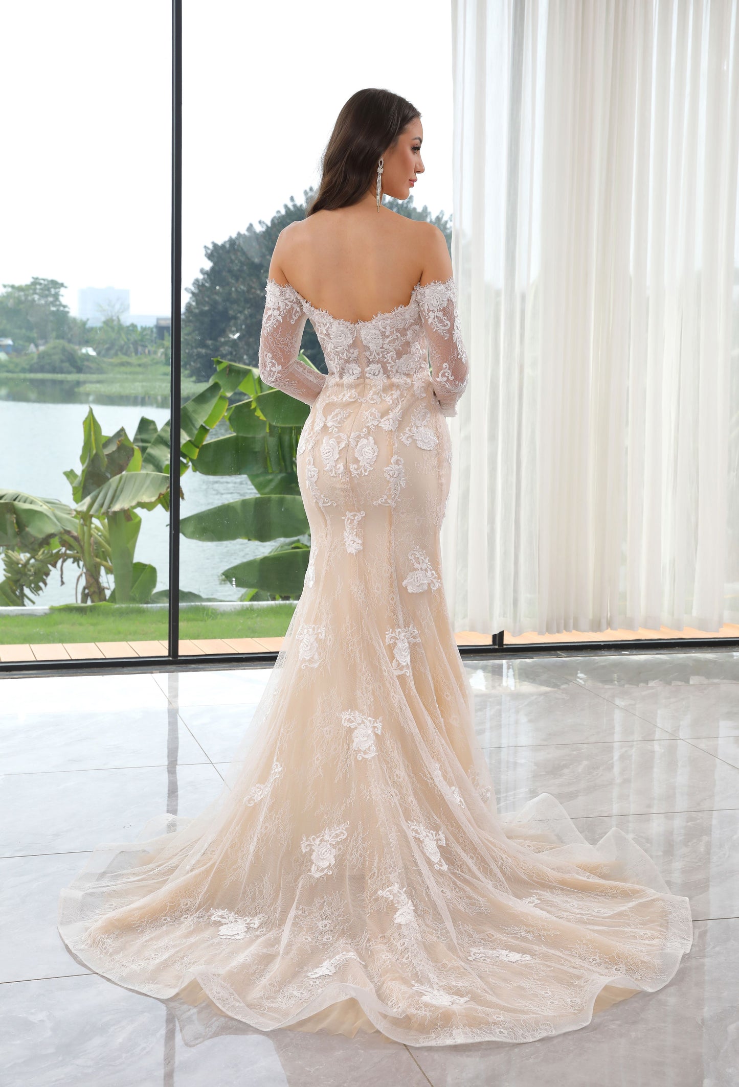 Elegant Long Sleeve Lace Mermaid Gown