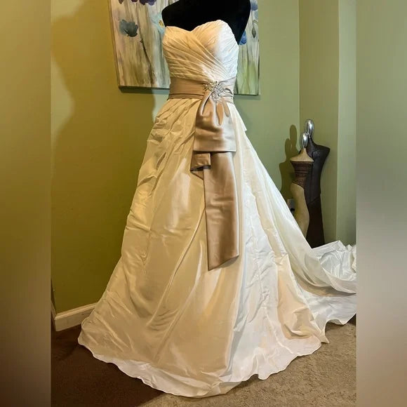 Clearance Sale: Sweetheart and Pleated Bodice Wedding Gown with Champagne Bow
